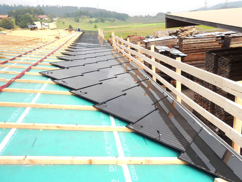 Bau des Solardach auf Lagerhalle